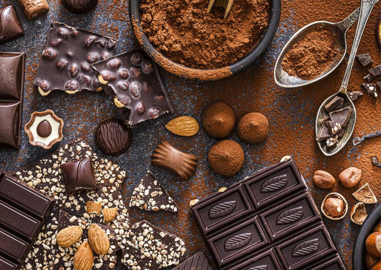 Plusieurs chocolat en carré ou en poudre sur une table
