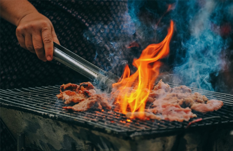 viande qui cuit sur un barbecue